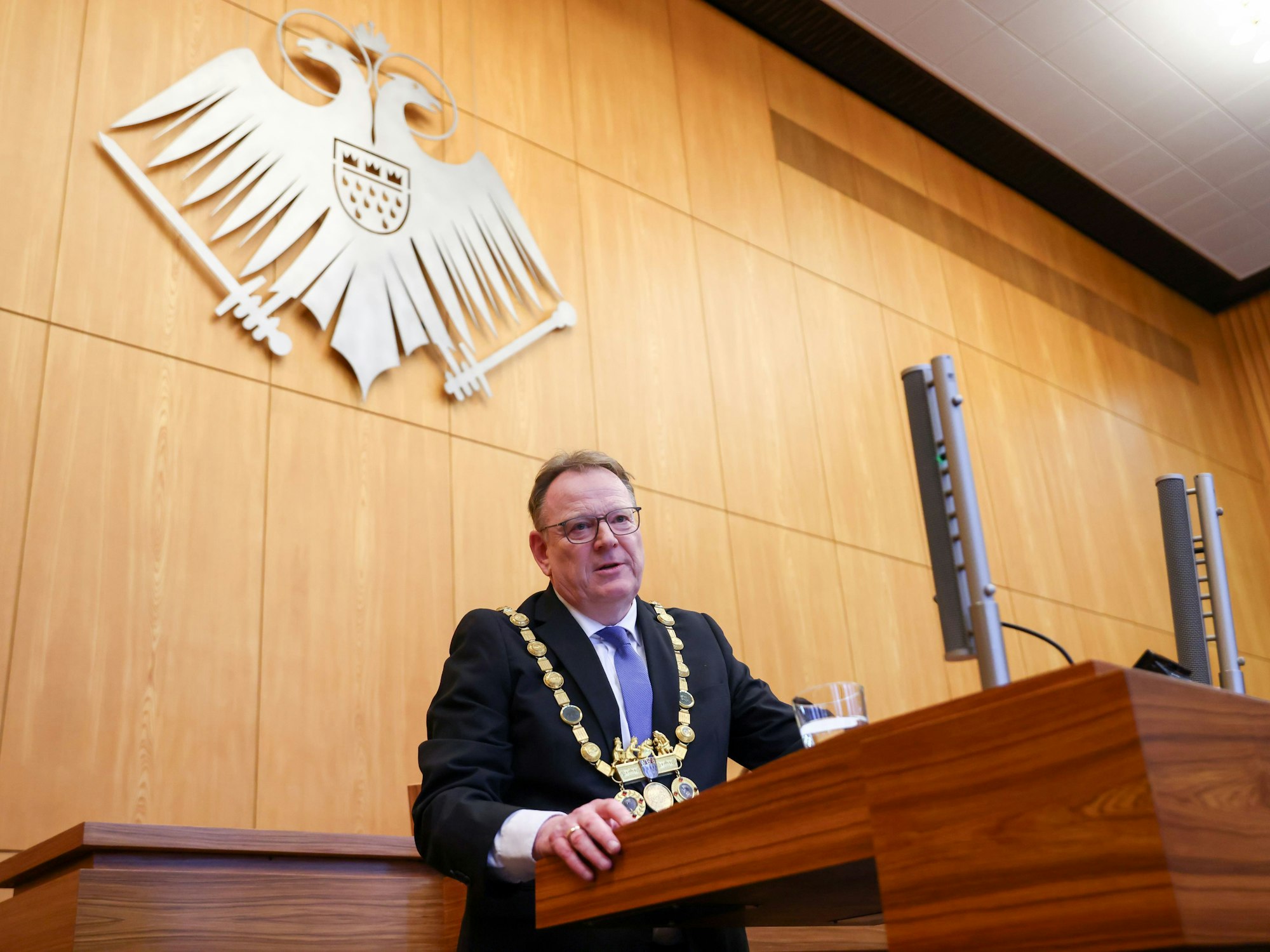 Der Kölner Oberbürgermeister Torsten Burmester (SPD) (hier im November 2025 bei der Vereidigung im Ratssaal) hat Klartext gesprochen.