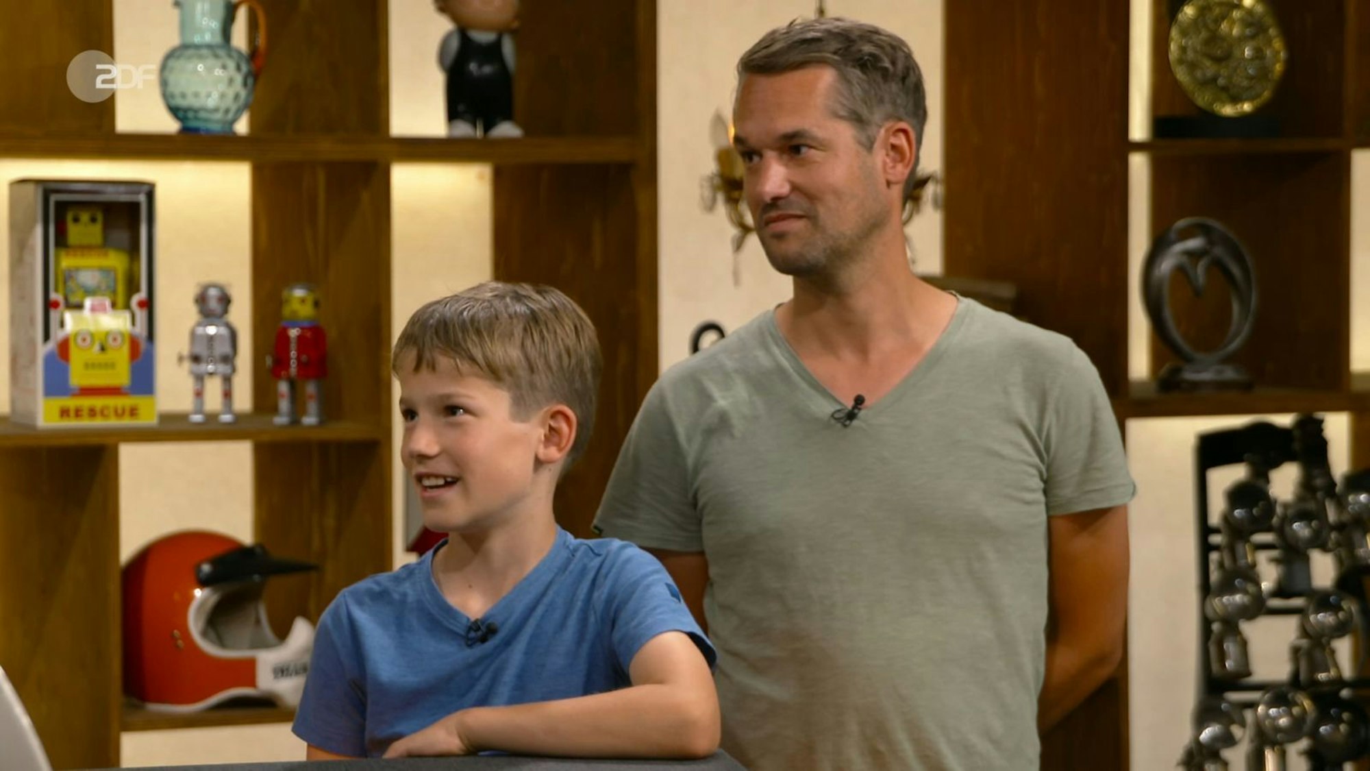 Emil und sein Vater Manuel hatten den Teller aus Bergneustadt mitgebracht. (Bild: ZDF)