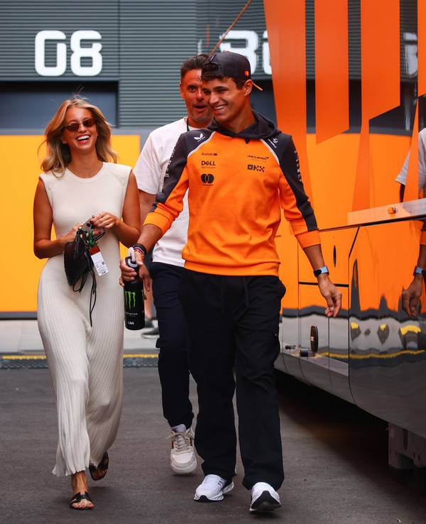 Lando Norris mit Freundin Magui Corceiro im Fahrlerlager.
