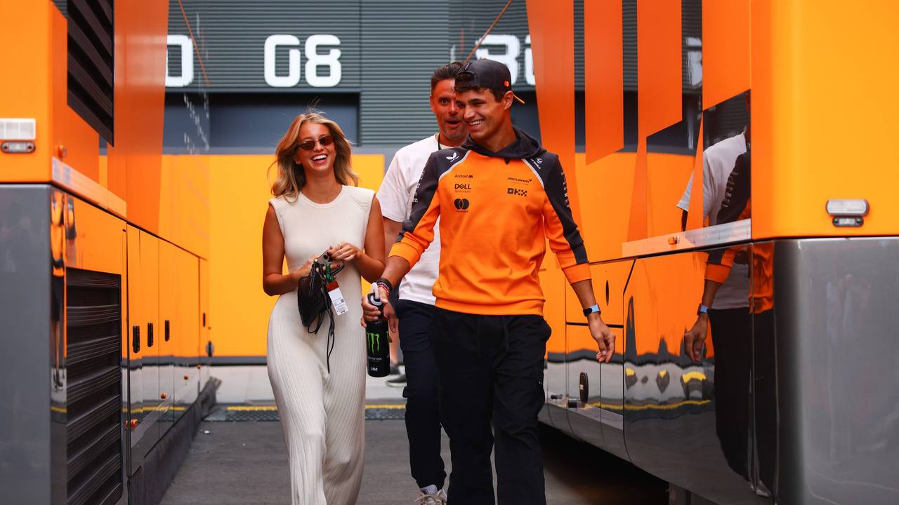 Lando Norris mit Freundin Magui Corceiro im Fahrlerlager.