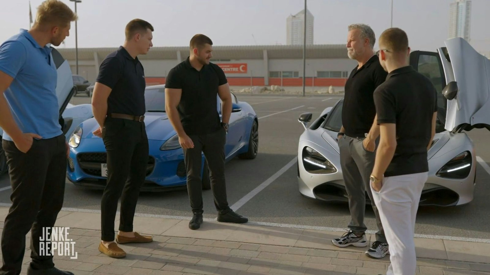 Reporter Jenke von Wilmdsorff (Zweiter von rechts) lässt sich von jungen Dubai-Auswanderern erklären, was sie mit ihren Millionen im Wüsten-Emirat anfangen. (Bild: Joyn)