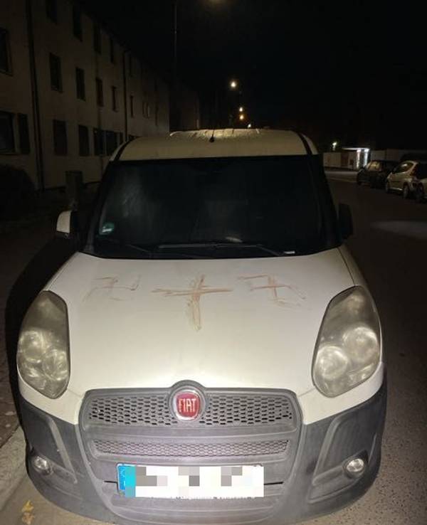 Ein Auto ist auf der Motorhaube mit Hakenkreuzen beschmiert. Es soll sich dabei um menschliches Blut handeln.