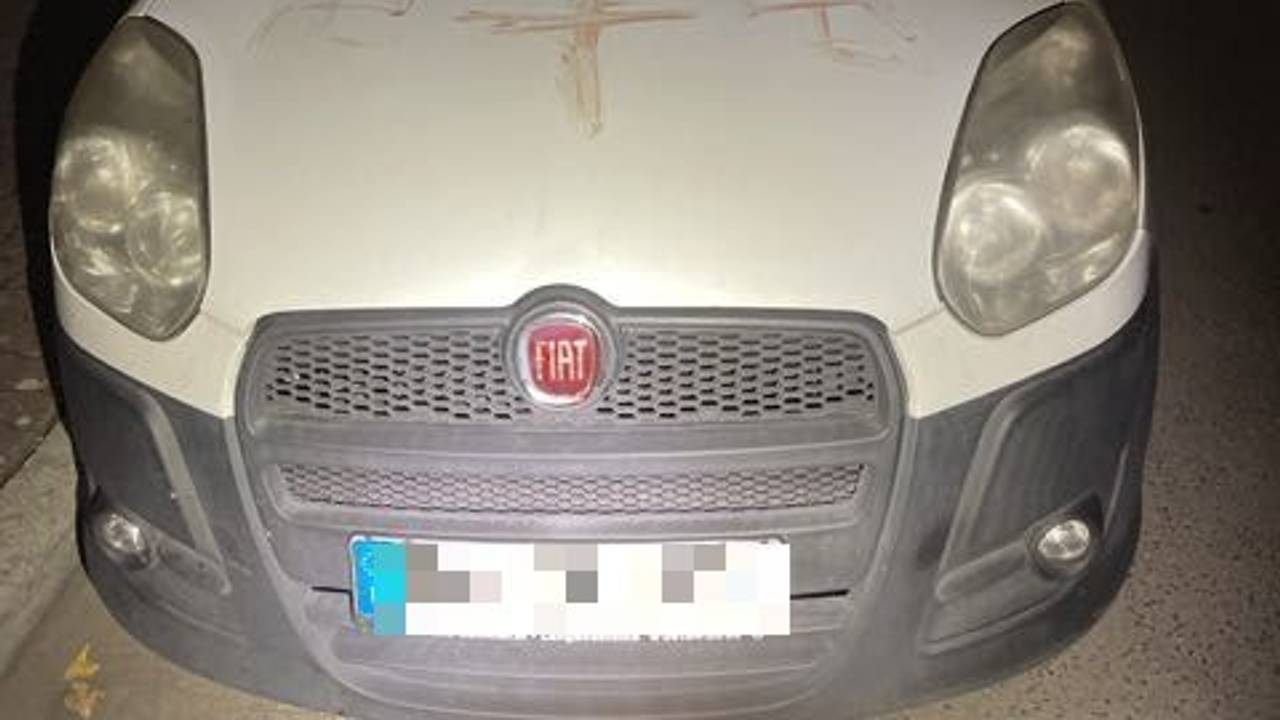 Ein Auto ist auf der Motorhaube mit Hakenkreuzen beschmiert. Es soll sich dabei um menschliches Blut handeln.