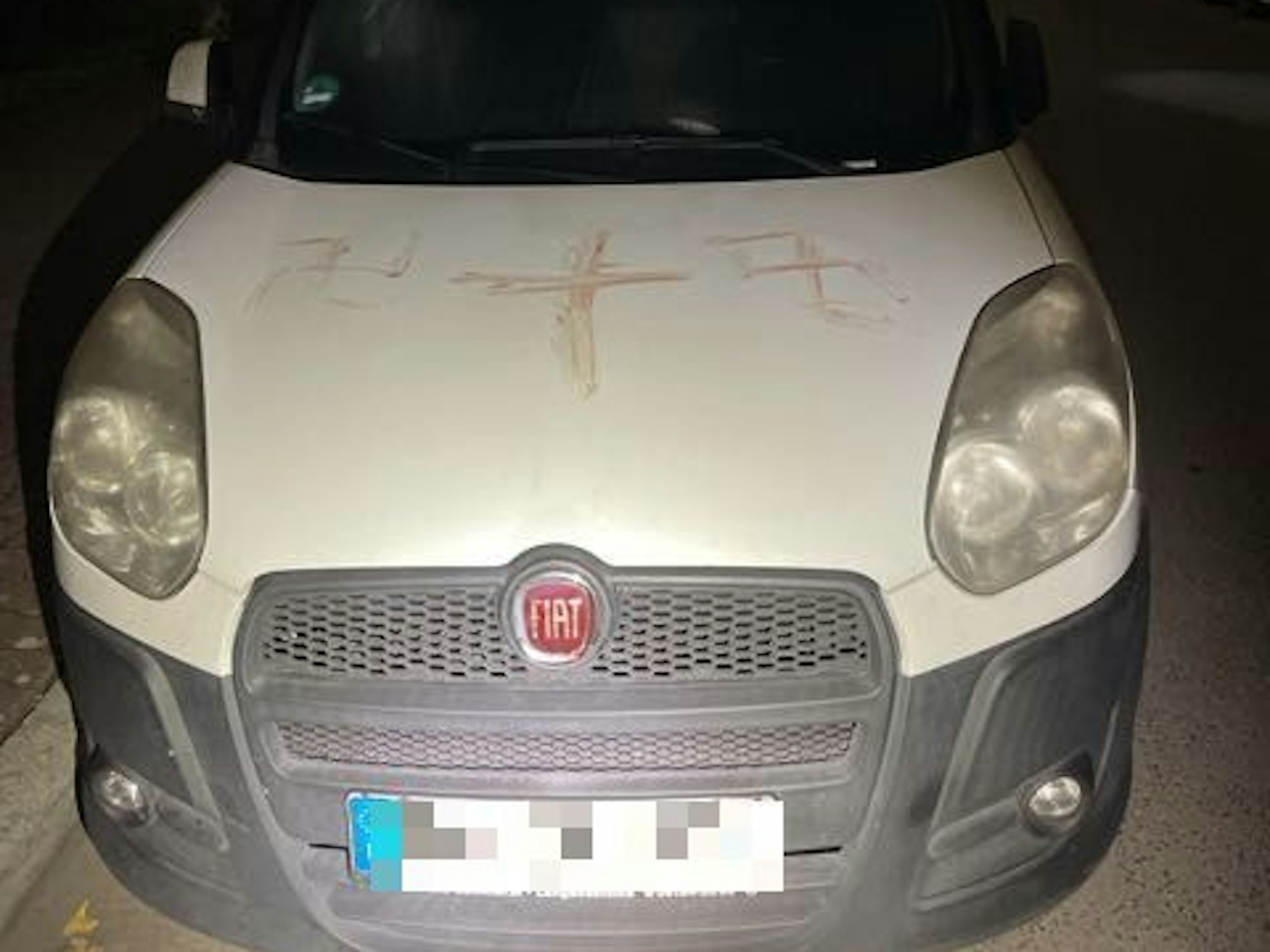 Ein Auto ist auf der Motorhaube mit Hakenkreuzen beschmiert. Es soll sich dabei um menschliches Blut handeln.