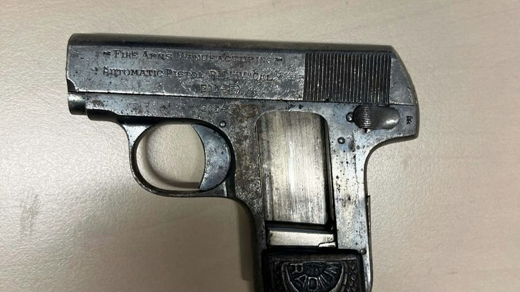 Mutmaßlicher Dealer festgenommen, Drogen und Waffe sichergestellt.