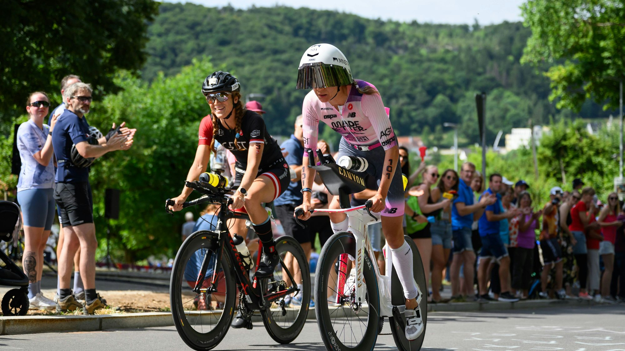 Laura Philipp auf dem Rad.