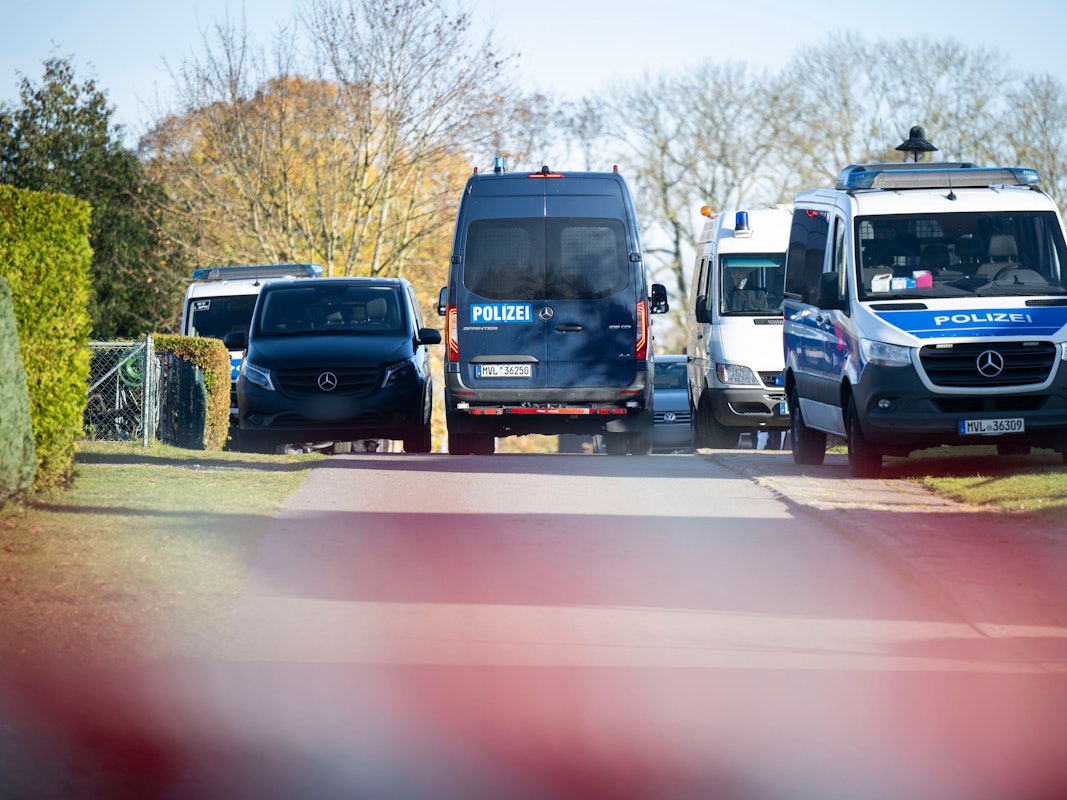 Polizeiautos stehen vor einem Wohnhaus in Reimershagen. Nach zahlreichen Hinweisen durchsucht die Polizei erneut mehrere Objekte in Reimershagen und im Nachbarort Rum Kogel.