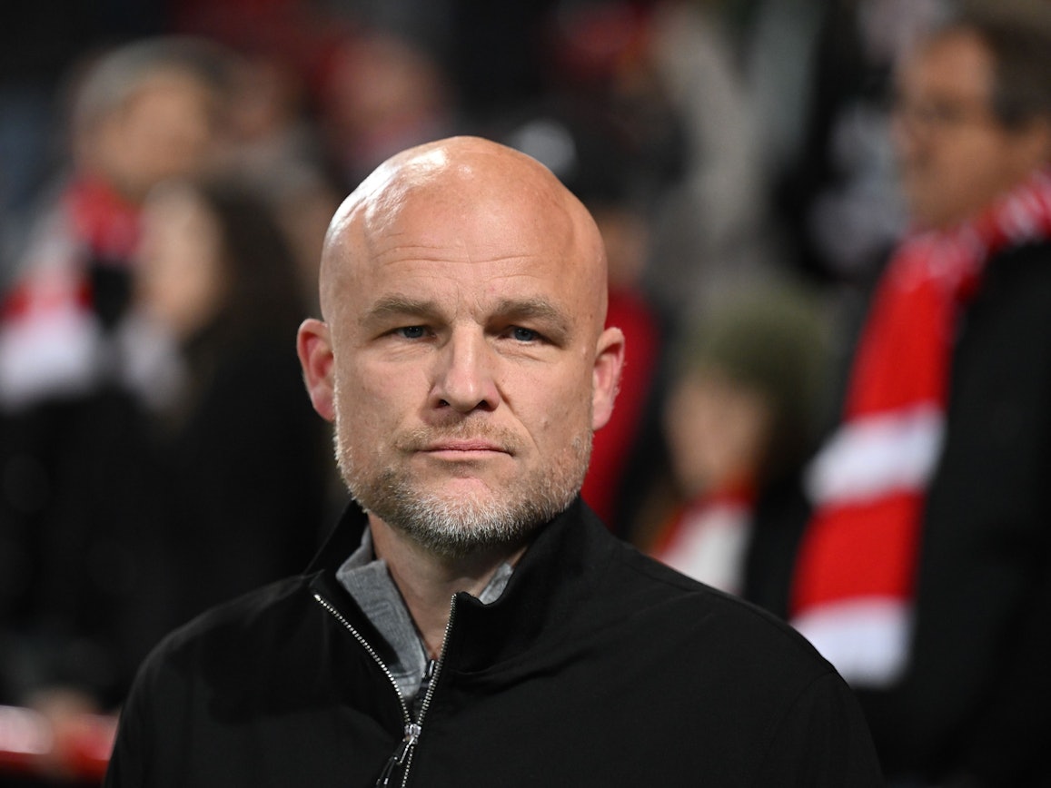 Rouven Schröder steht im Stadion.