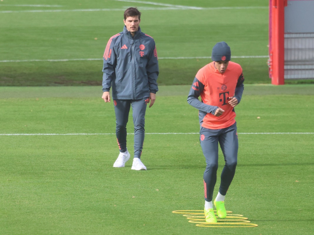 Jamal Musiala und Physiotherapeut Simon Martinello, beim Reha-Training.