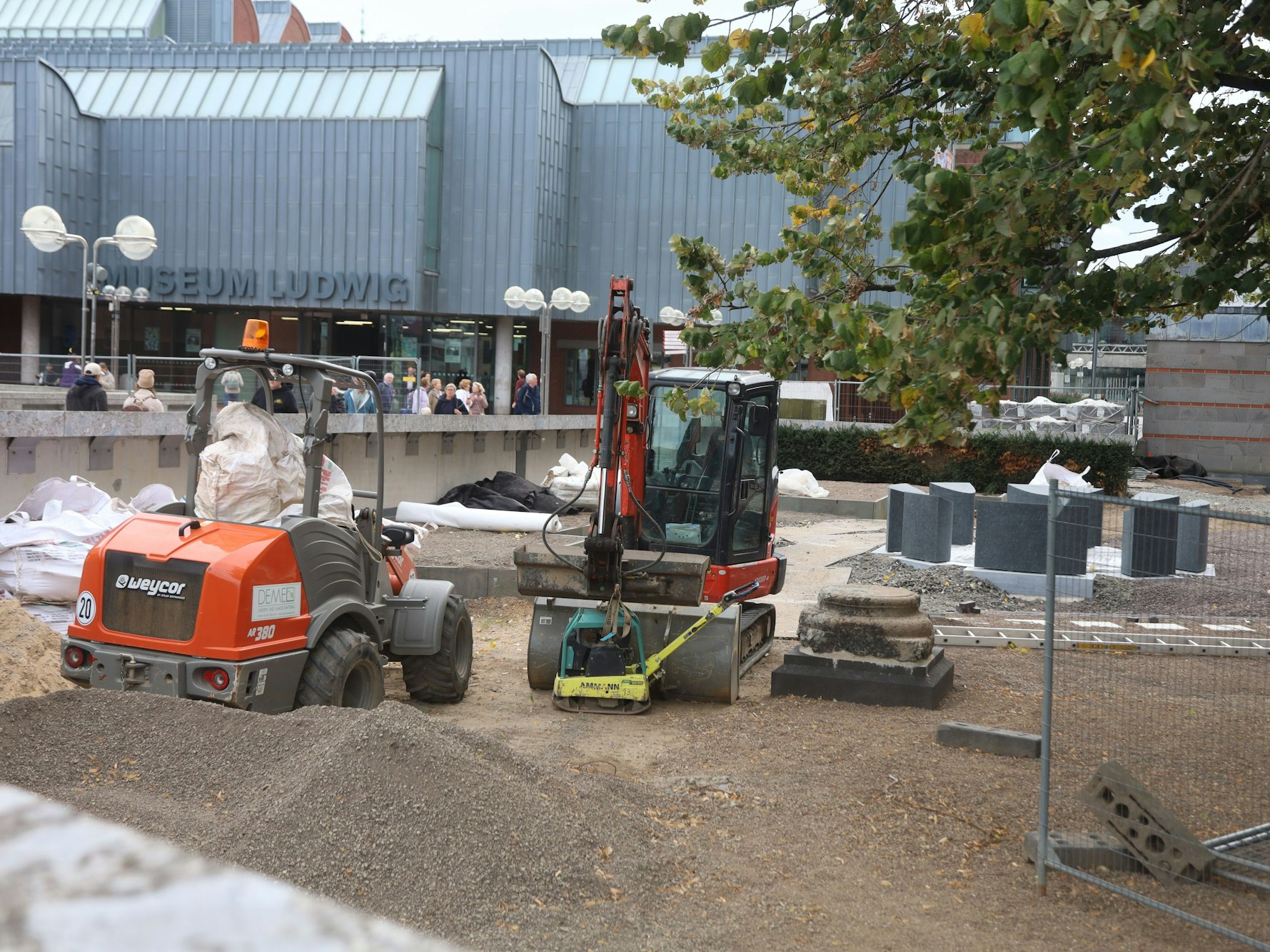 Der sogenannte Domherrenfriedhof an der Ostseite des Kölner Doms Ende September.