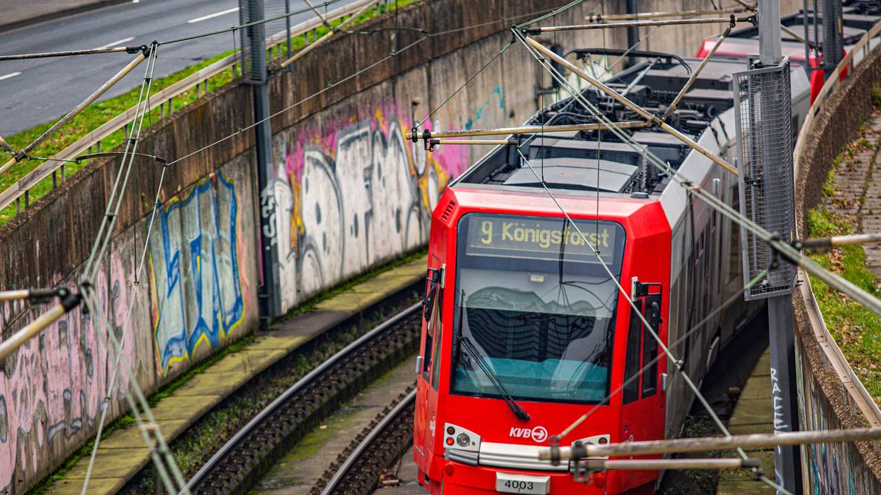 Viele Kölner Schüler- und Schülerinnen fahren mit der KVB zur Schule (Symbolfoto)