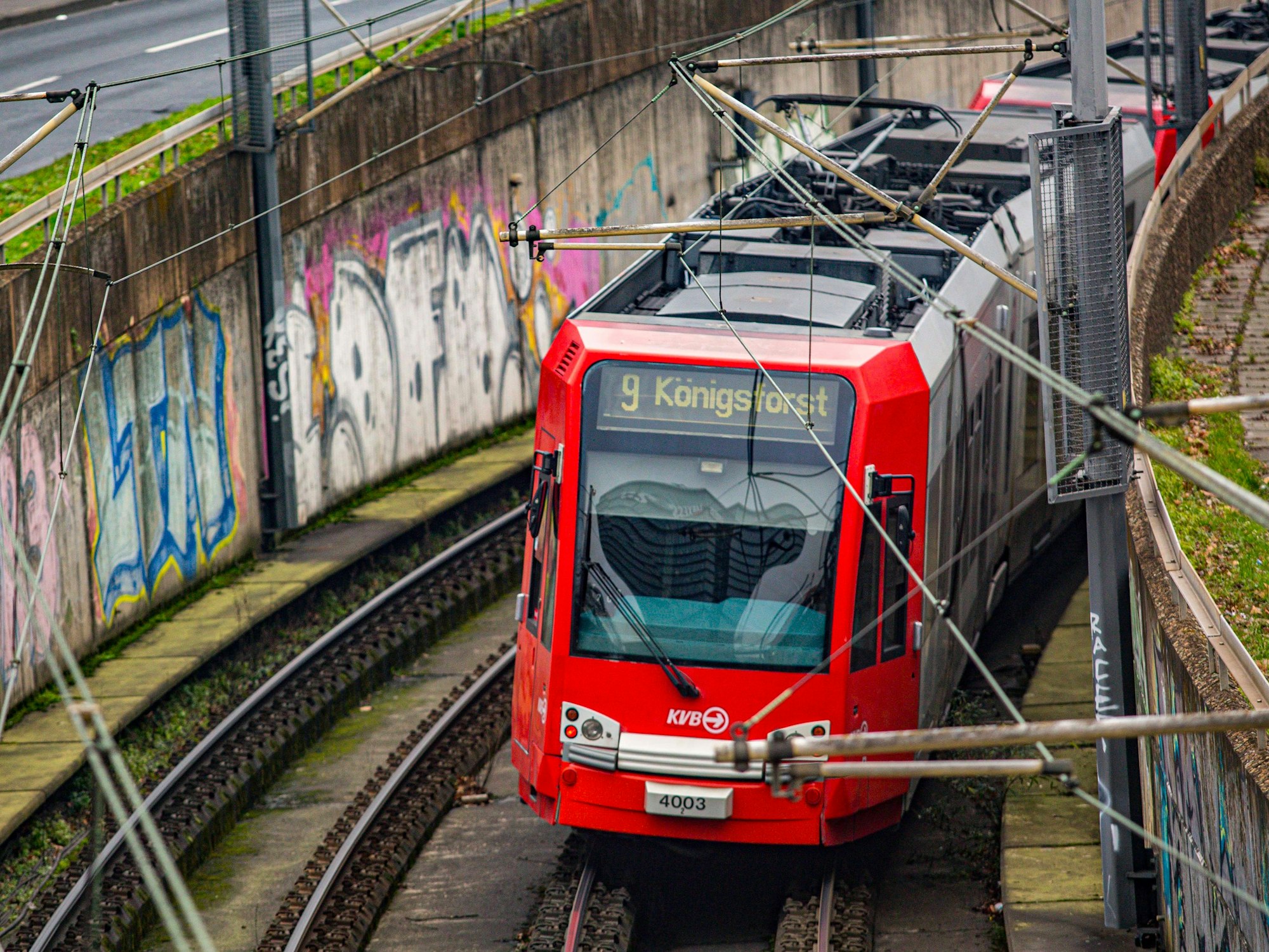 Viele Kölner Schüler- und Schülerinnen fahren mit der KVB zur Schule (Symbolfoto)
