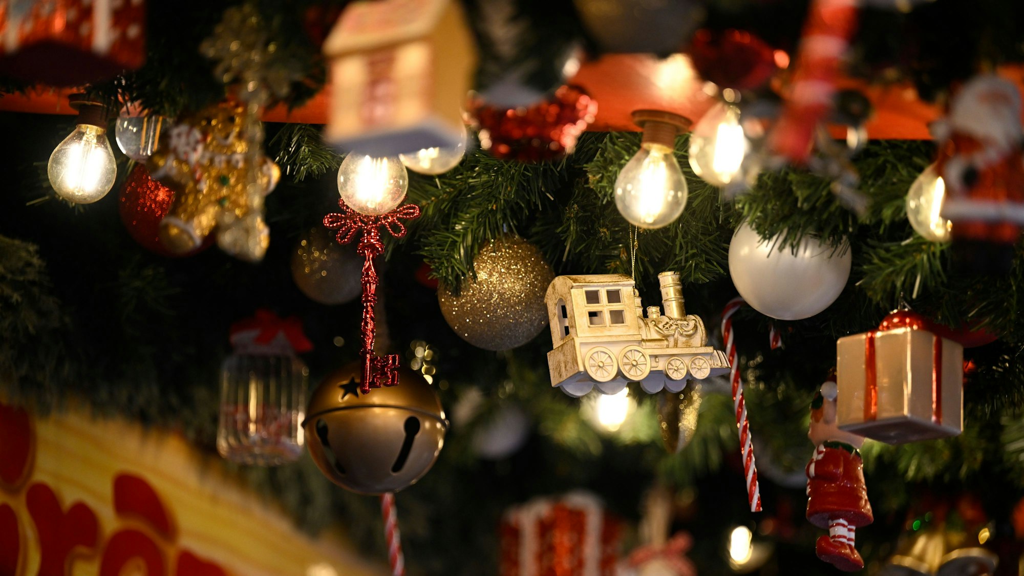 Das Symbolfoto zeigt Dekoration auf einem Weihnachtsmarkt. Der Markt in Overath soll ausfallen.