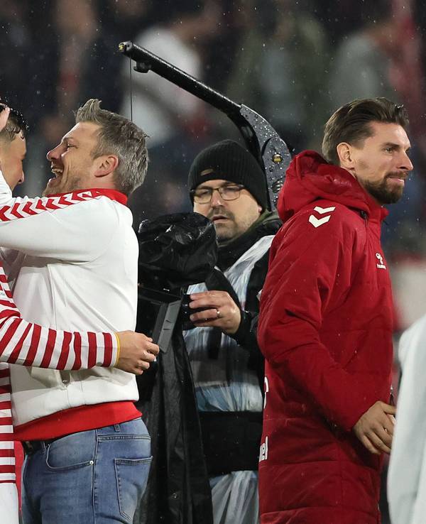 Lukas Kwasniok herzt Said El Mala, daneben steht Marius Bülter und lächelt.