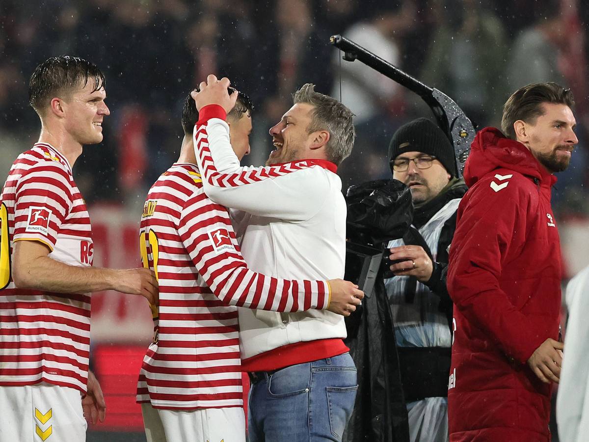 Lukas Kwasniok herzt Said El Mala, daneben steht Marius Bülter und lächelt.