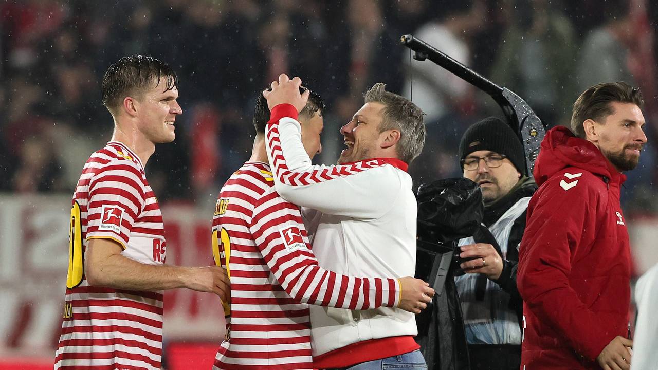 Lukas Kwasniok herzt Said El Mala, daneben steht Marius Bülter und lächelt.