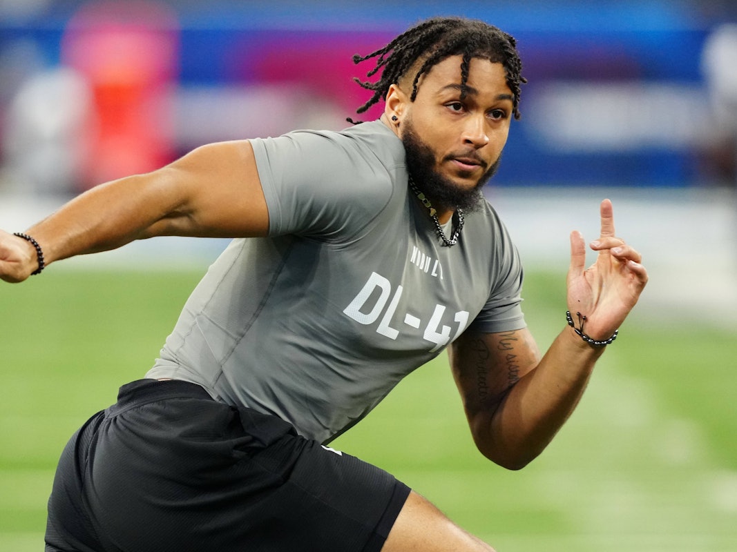 Marshawn Kneeland bei einem Training in Aktion.