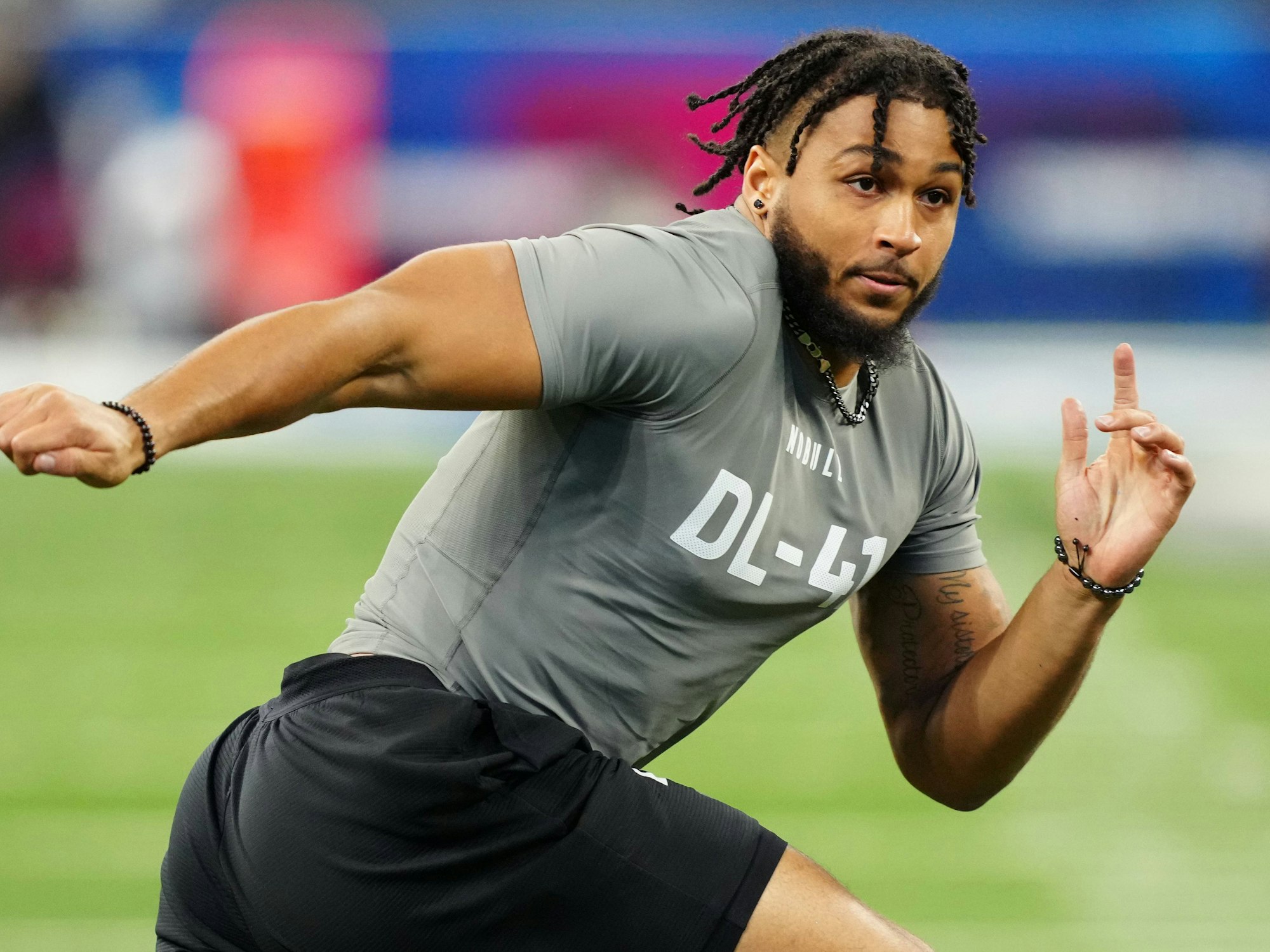 Marshawn Kneeland bei einem Training in Aktion.