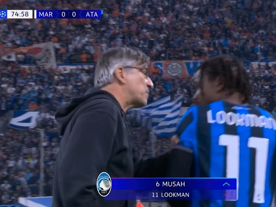 Bergamo-Trainer Ivan Juric knöpft sich in der Champions League seinen Spieler Ademola Lookman vor.