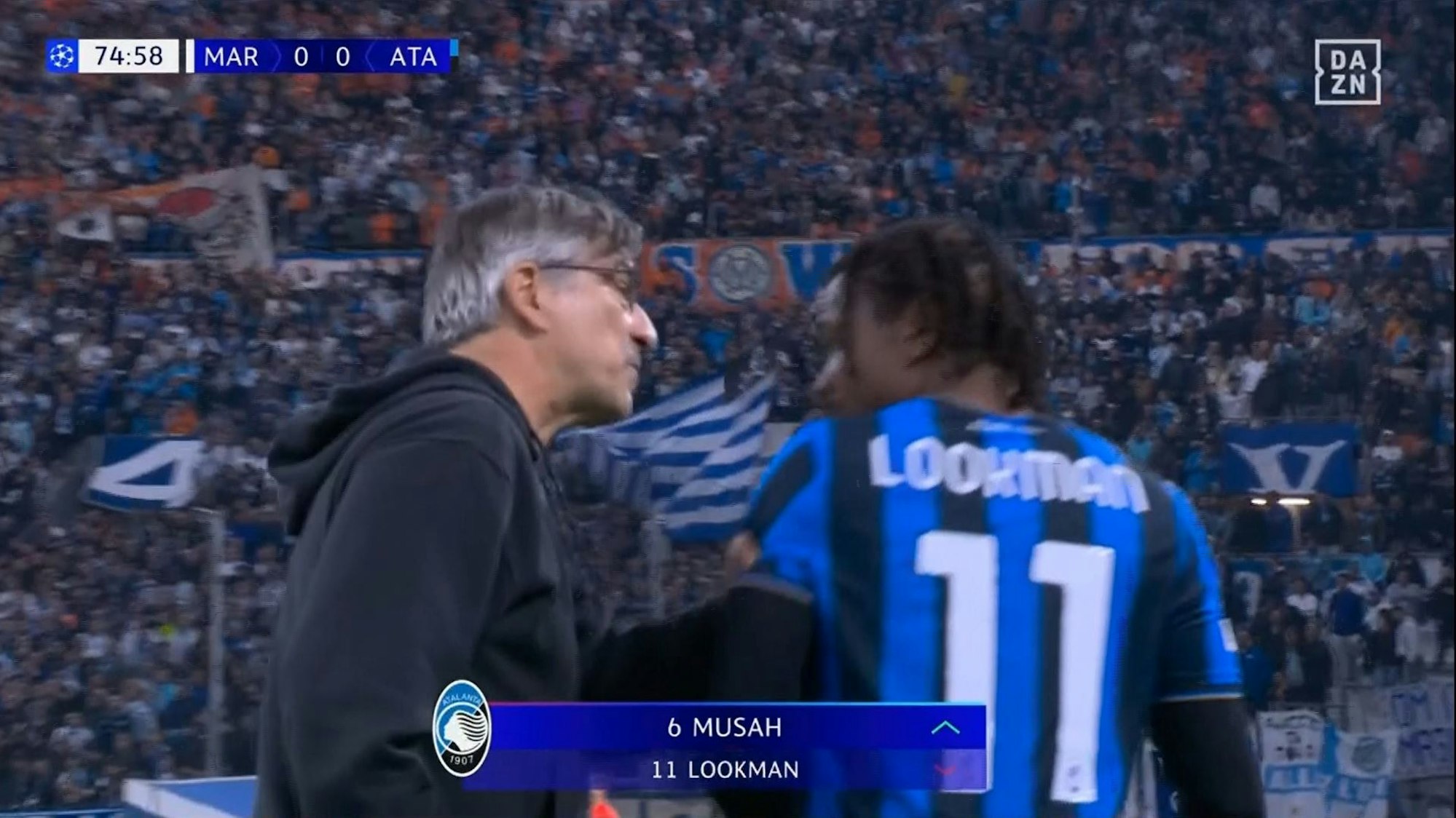 Bergamo-Trainer Ivan Juric knöpft sich in der Champions League seinen Spieler Ademola Lookman vor.