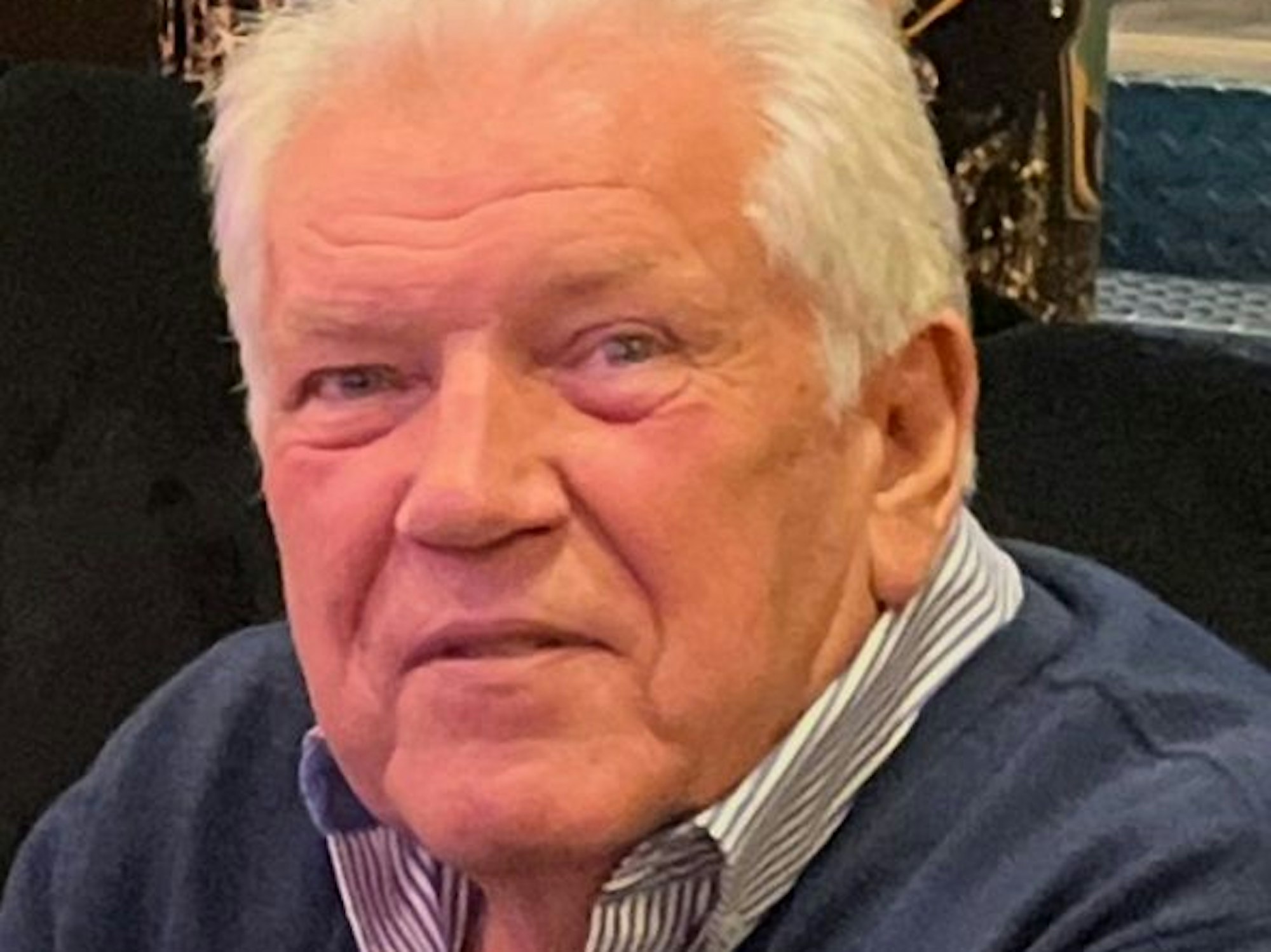 Ein Mann guckt in die Kamera.