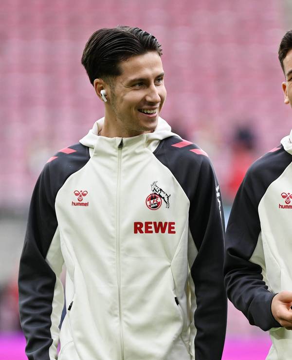 Denis Huseinbasic und Said El Mala lachen vor einem Spiel.
