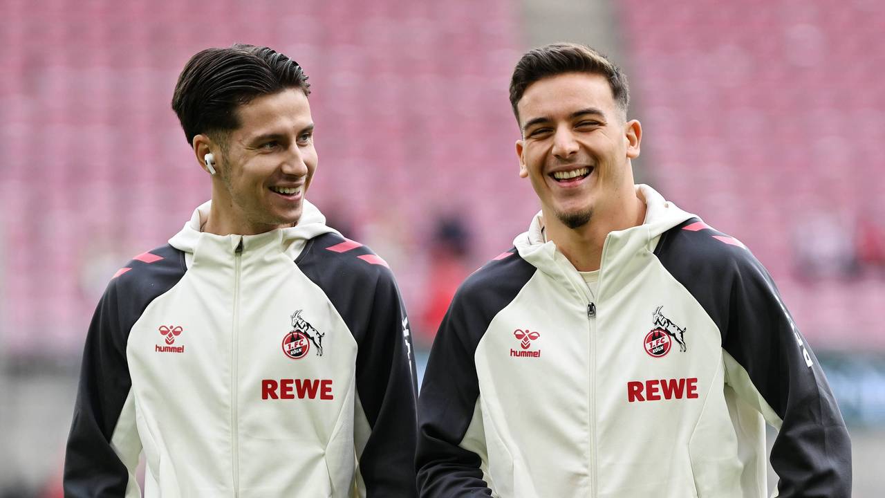 Denis Huseinbasic und Said El Mala lachen vor einem Spiel.