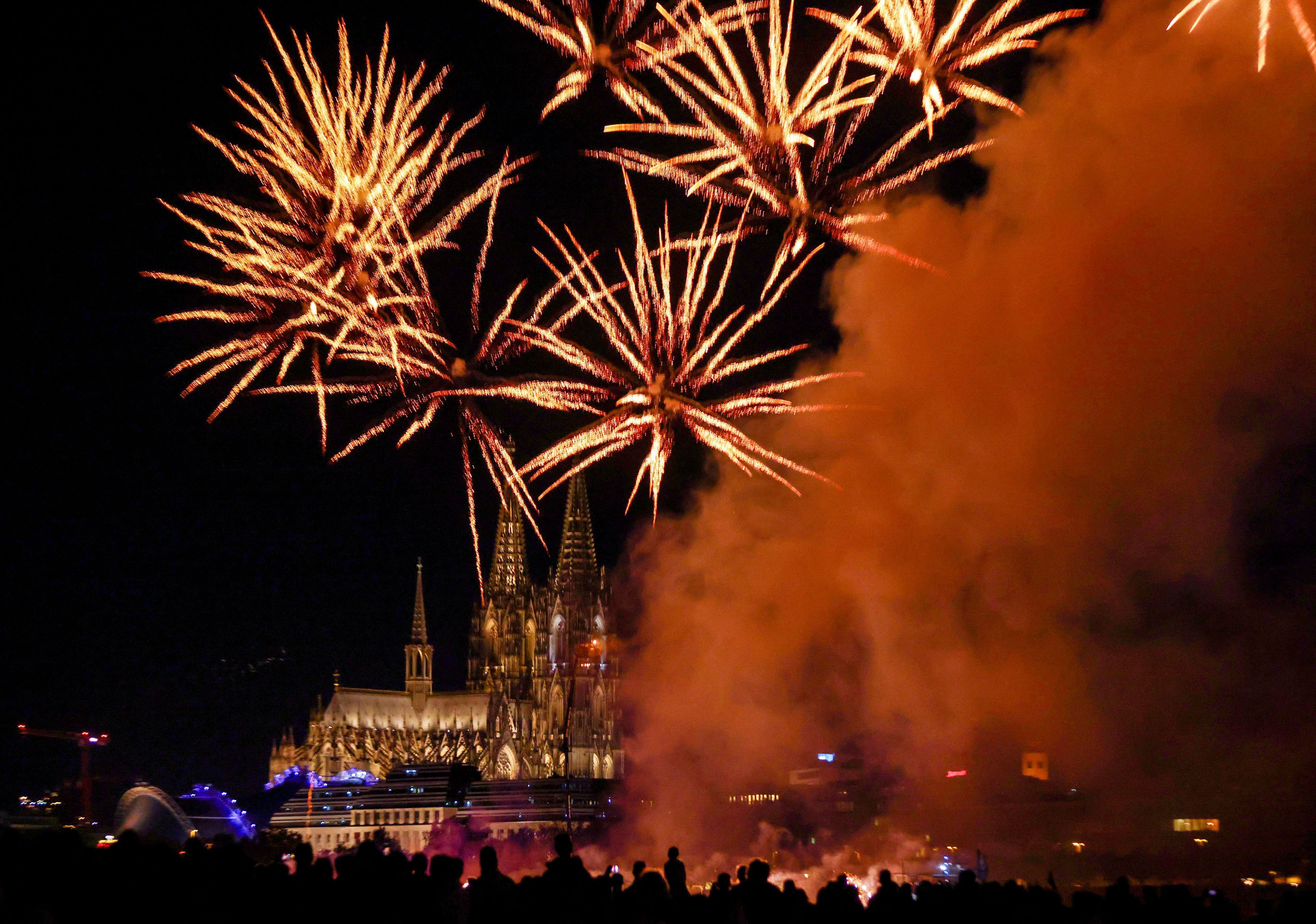 Kölner Lichter 2025: Menschen besuchten im Kölner Rheinpark das größte musiksynchrone Feuerwerk Europas.