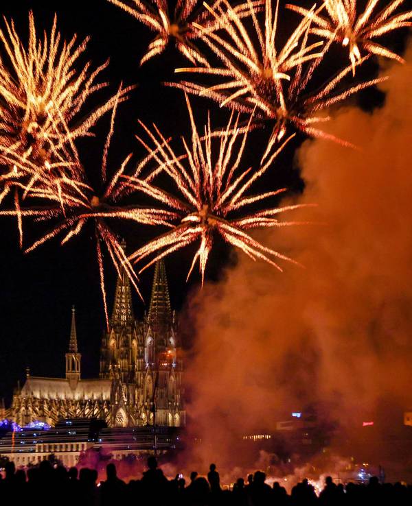 Kölner Lichter 2025: Menschen besuchten im Kölner Rheinpark das größte musiksynchrone Feuerwerk Europas.