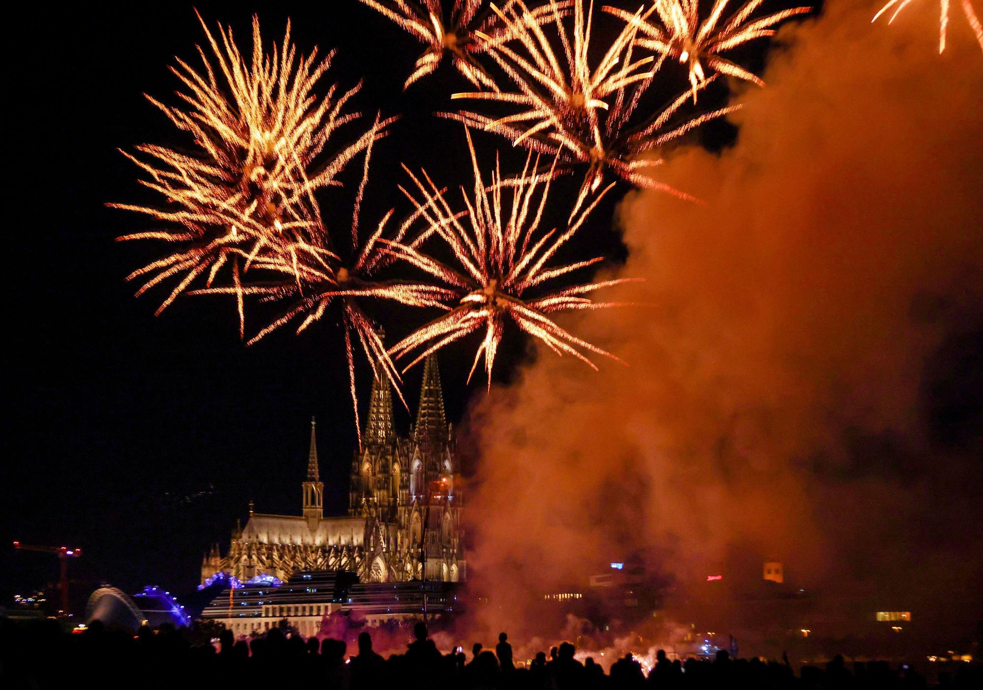 Kölner Lichter 2025: Menschen besuchten im Kölner Rheinpark das größte musiksynchrone Feuerwerk Europas.