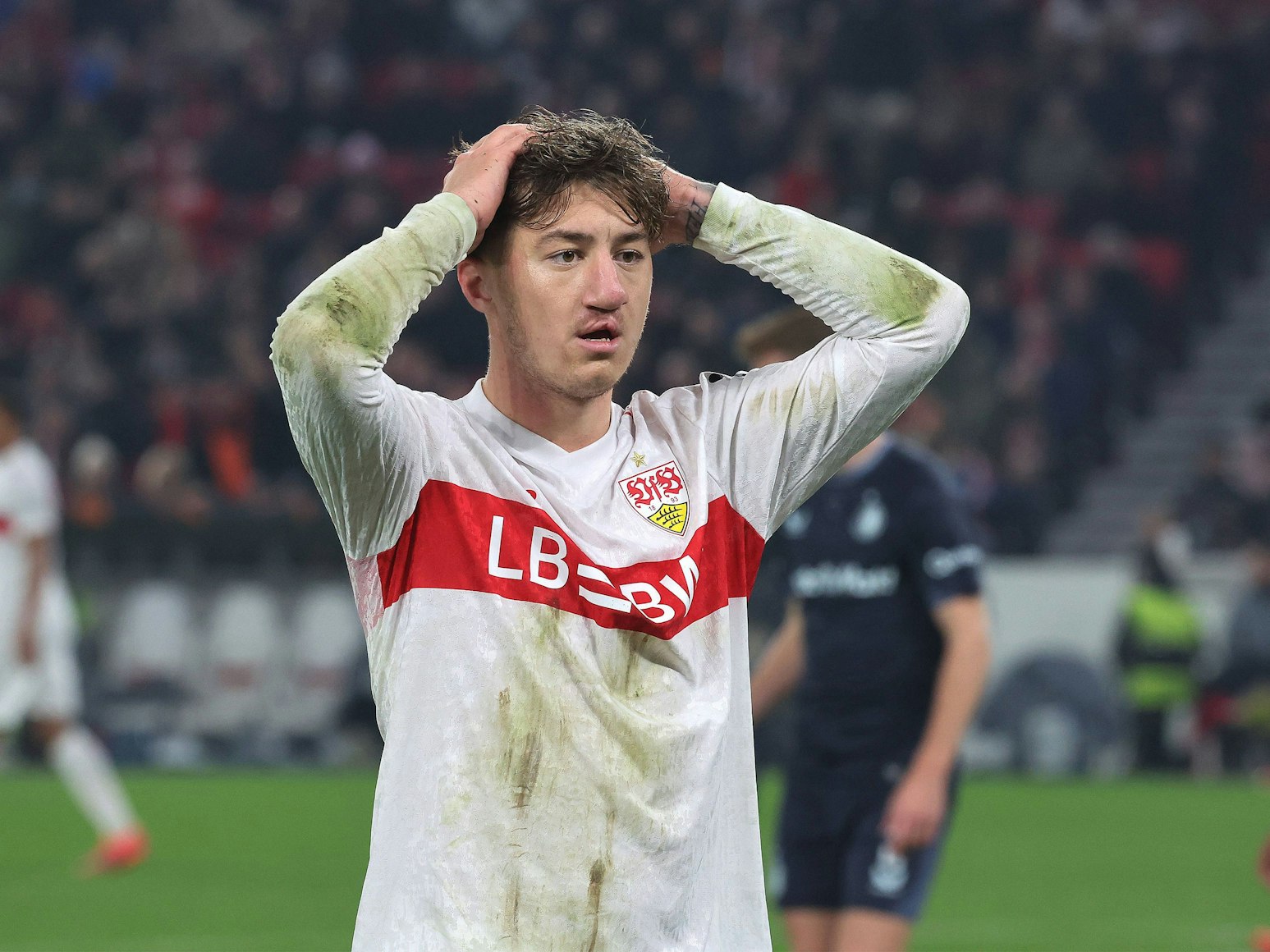 Angelo Stiller fasst sich an den Kopf.