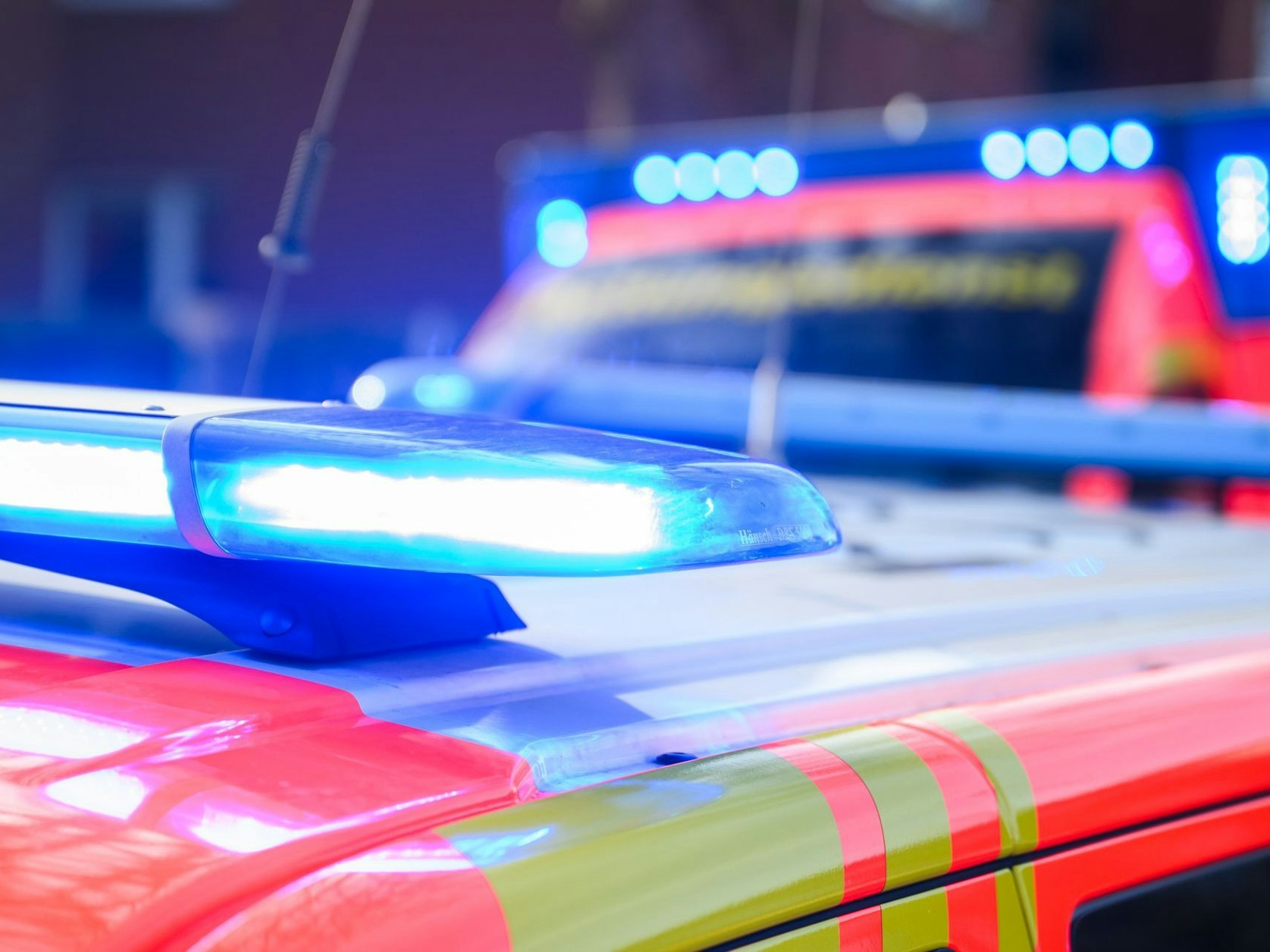 Zwei Rettungswagen stehen nebeneinander.