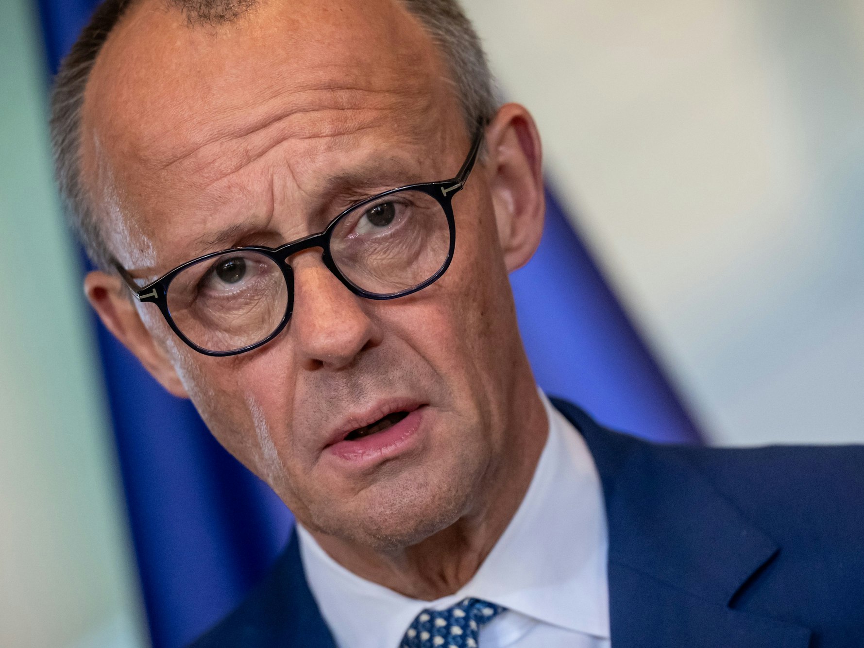 Bundeskanzler Friedrich Merz (CDU) bei der Pressekonferenz nach dem „Stahlgipfel“.