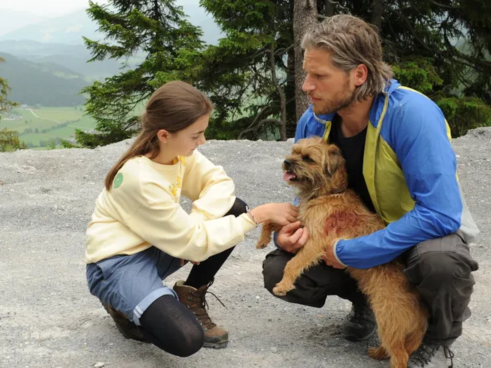 Mia-Sophie Ballauf als Mia mit Markus Kofler (Sebsatian Ströble) in der elften Staffel von "Die Bergretter".