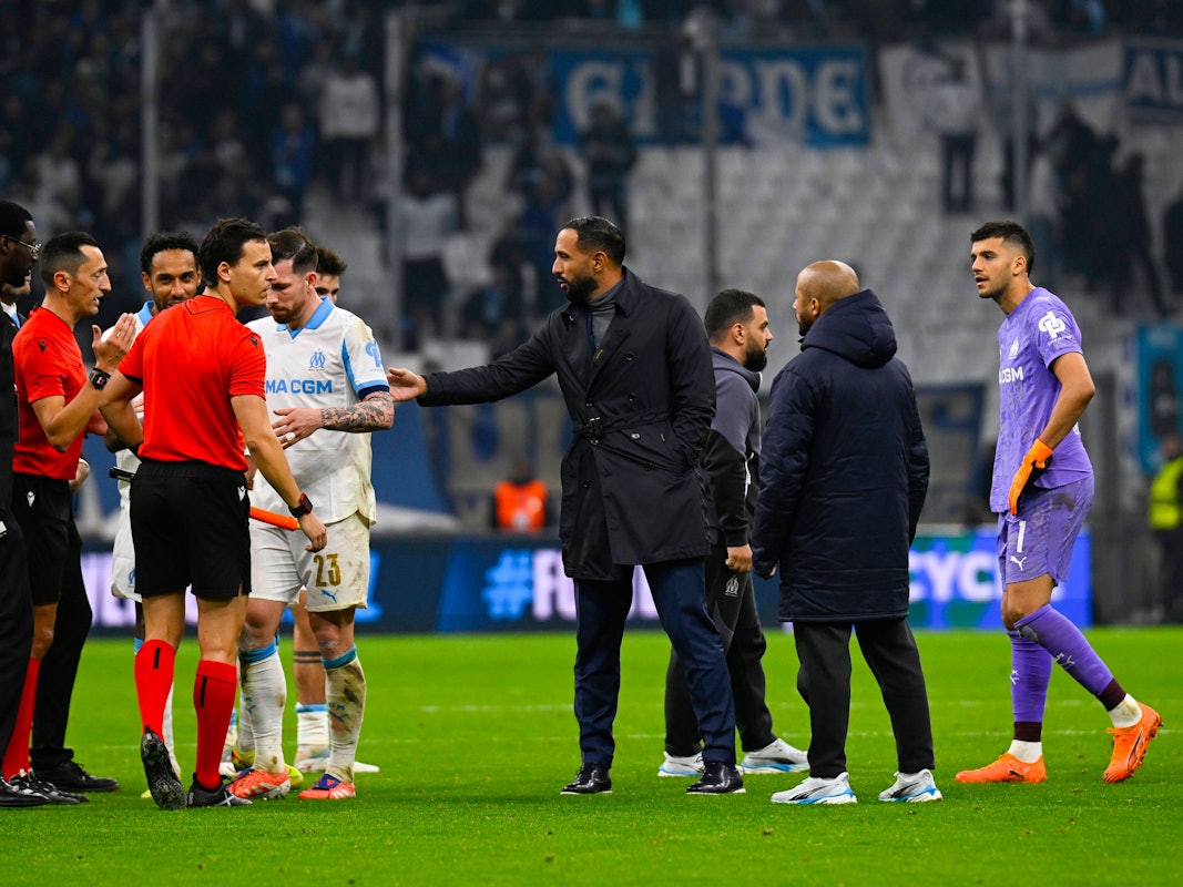 Spieler und Verantwortliche von Olympique Marseille reden nach der Niederlage in der Champions League auf den Schiedsrichter ein.