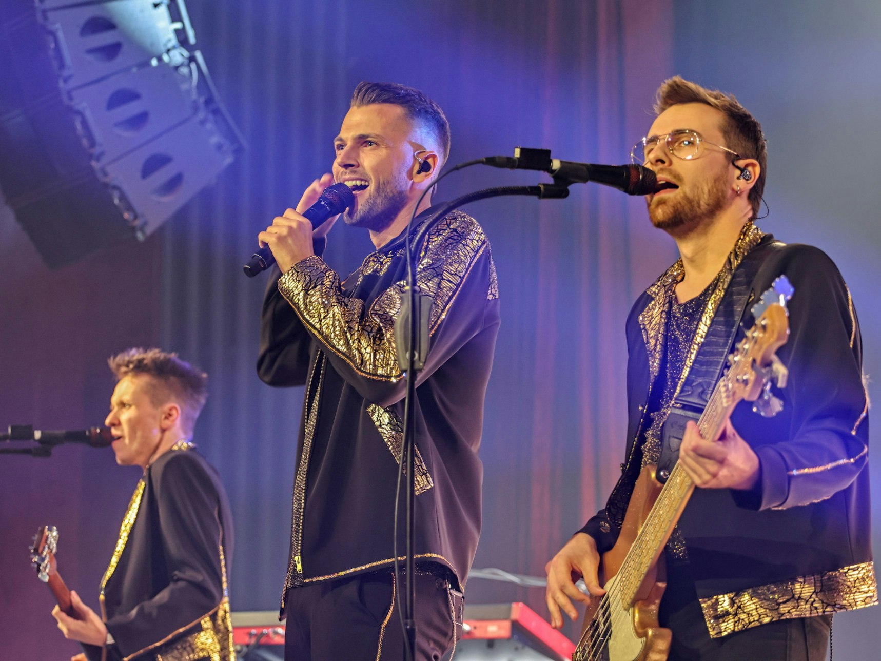 Die Band Scharmöör steht auf der Bühne.