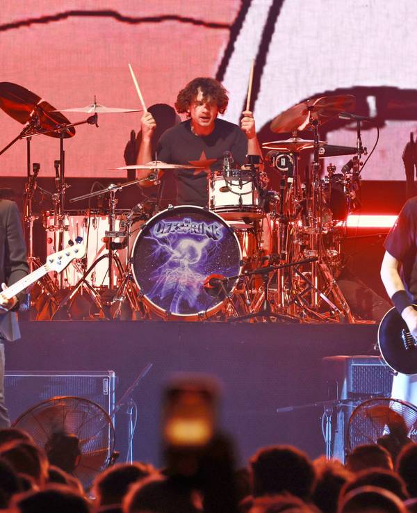 Die Bandmitglieder der Band The Offspring stehen mit ihren Musikinstrumenten auf der Bühne.