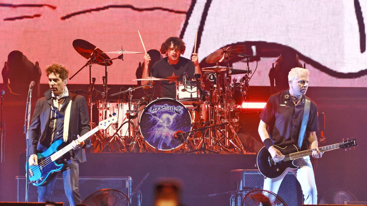 Die Bandmitglieder der Band The Offspring stehen mit ihren Musikinstrumenten auf der Bühne.