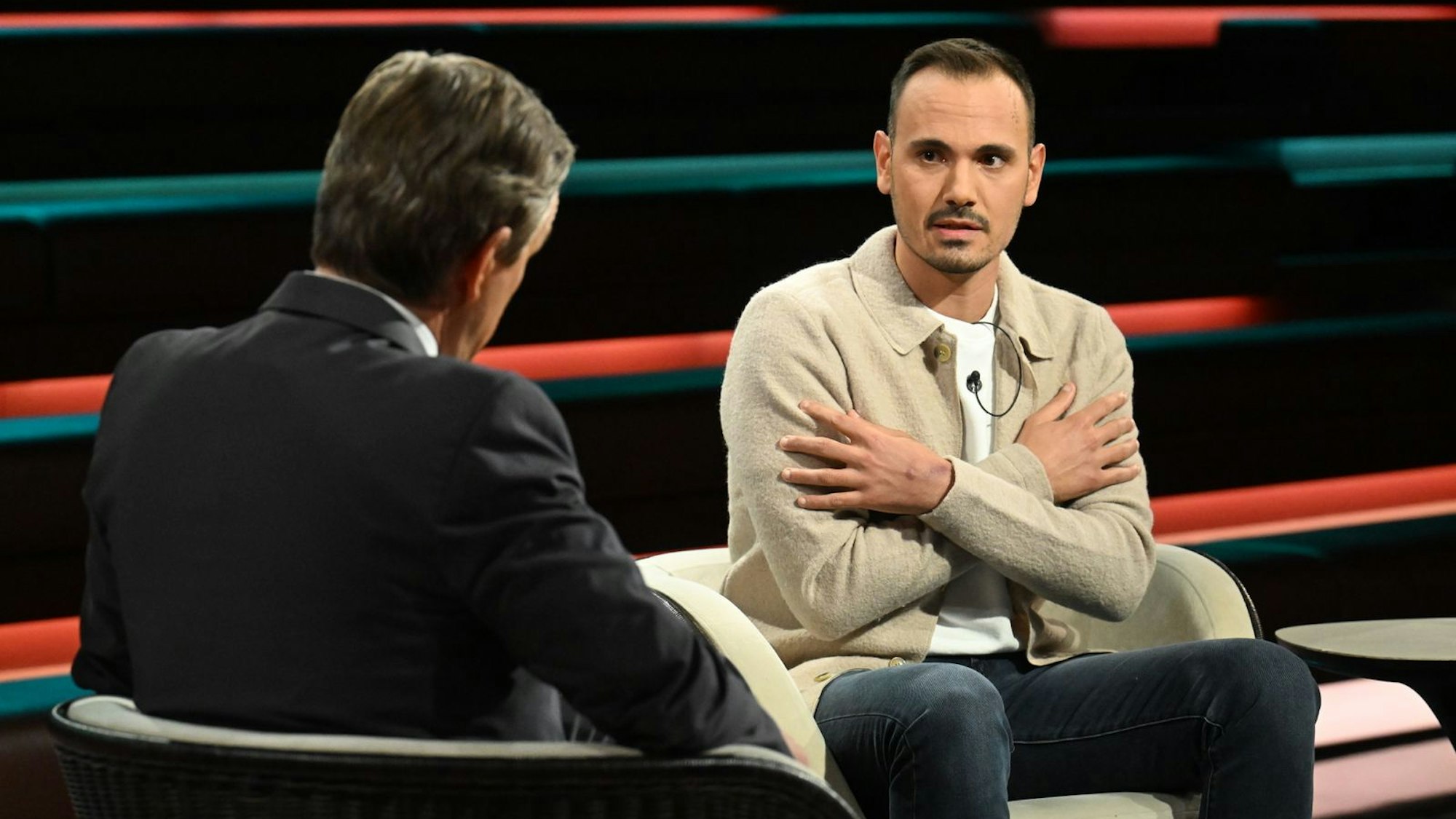 Kriegsreporter Ibrahim Naber erinnerte sich bei „Markus Lanz“ an den Moment, in dem er bei einem Drohnenangriff fast gestorben wäre. (Bild: ZDF / Cornelia Lehmann)