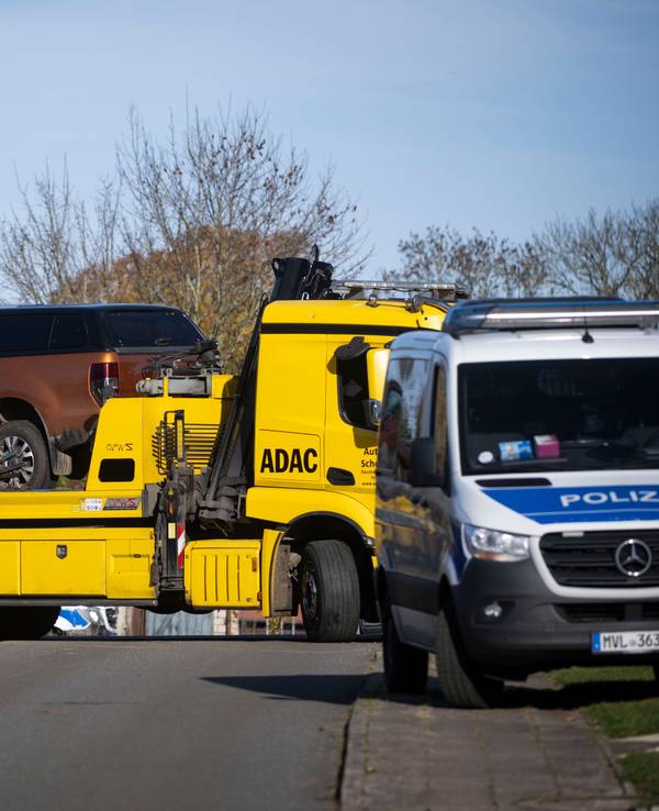 Ein Abschleppwagen transportiert einen Geländewagen im Rahmen einer Hausdurchsuchung in Reimershagen ab.