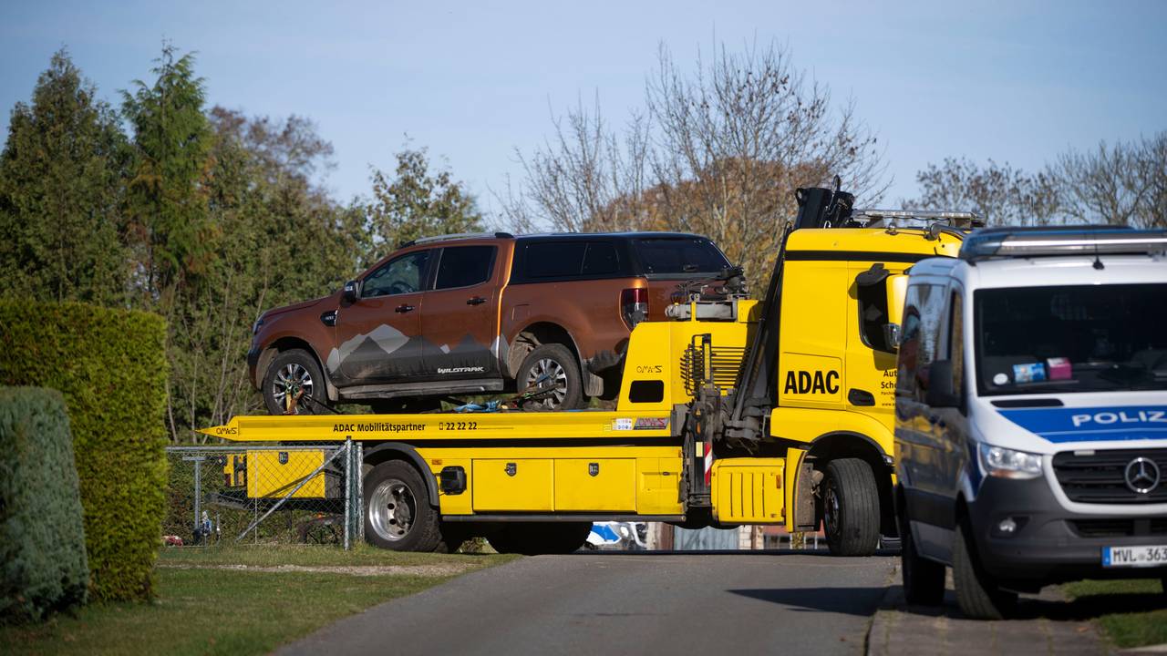 Ein Abschleppwagen transportiert einen Geländewagen im Rahmen einer Hausdurchsuchung in Reimershagen ab.