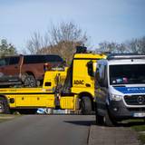 Ein Abschleppwagen transportiert einen Geländewagen im Rahmen einer Hausdurchsuchung in Reimershagen ab.