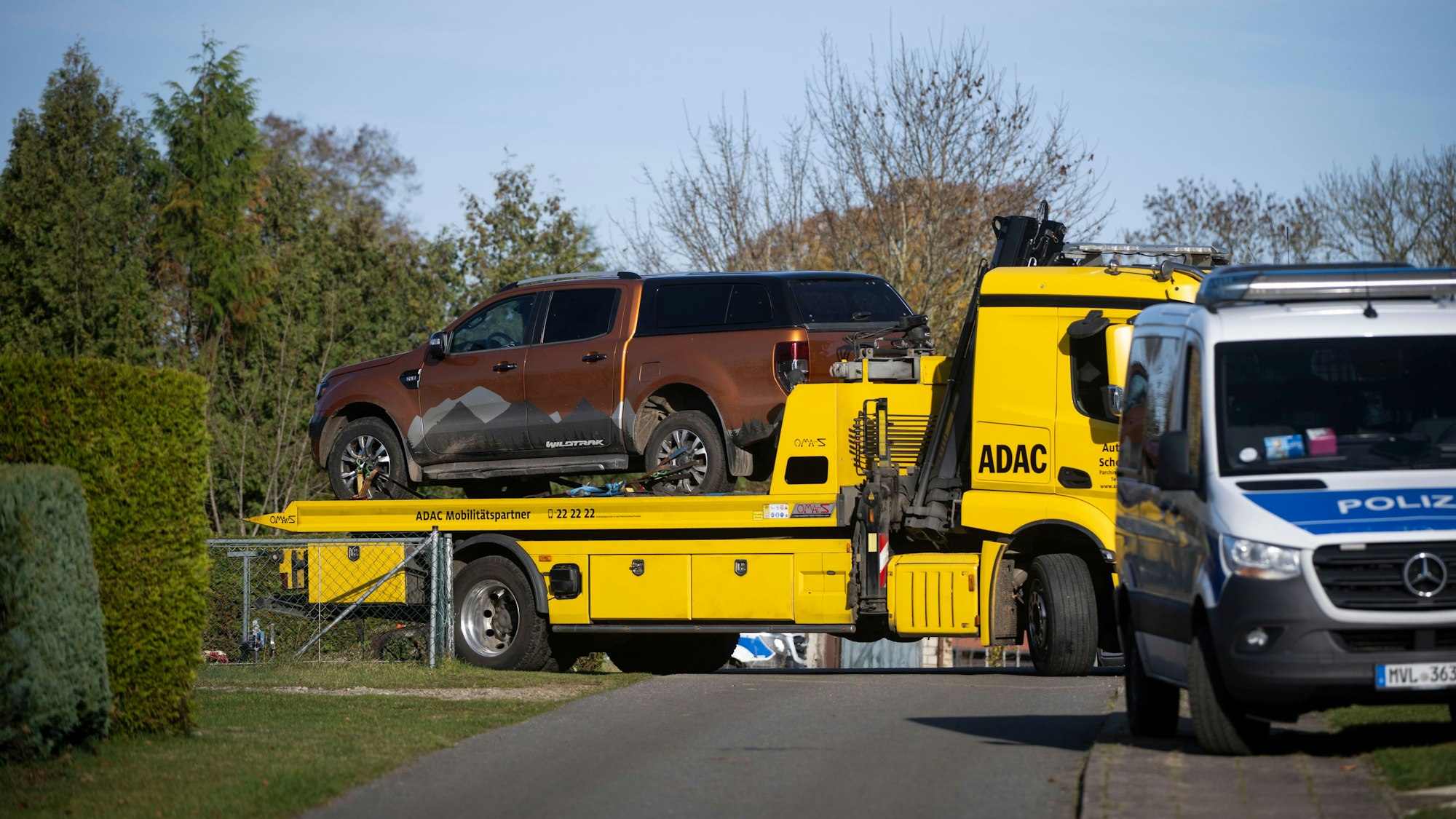 Ein Abschleppwagen transportiert einen Geländewagen im Rahmen einer Hausdurchsuchung in Reimershagen ab.