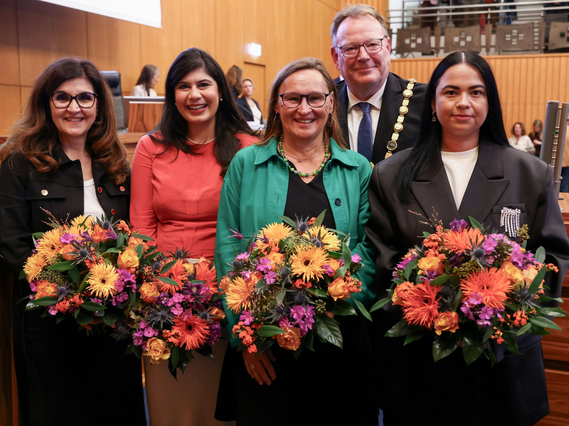 Die Bürgermeisterinnen Teresa de Bellis, Derya Karadag, Brigitta von Bülow und Maria Helmis-Arend (von links) mit OB Torsten Burmester.