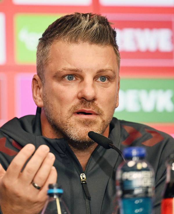 Lukas Kwasniok am Freitag auf der Pressekonferenz des 1. FC Köln.