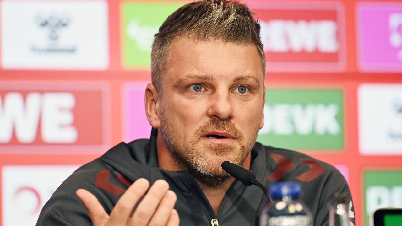 Lukas Kwasniok am Freitag auf der Pressekonferenz des 1. FC Köln.