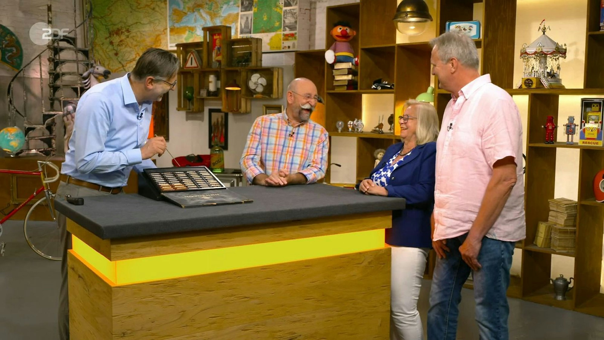 Johanna und Andreas aus Hannover hatten eine Sammlung von Zähnen dabei. (Bild: ZDF)