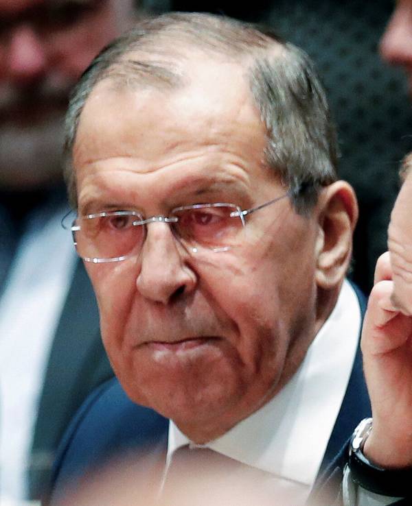Der russische Präsident Wladimir Putin (r) sitzt neben seinem Außenminister Sergej Lawrow