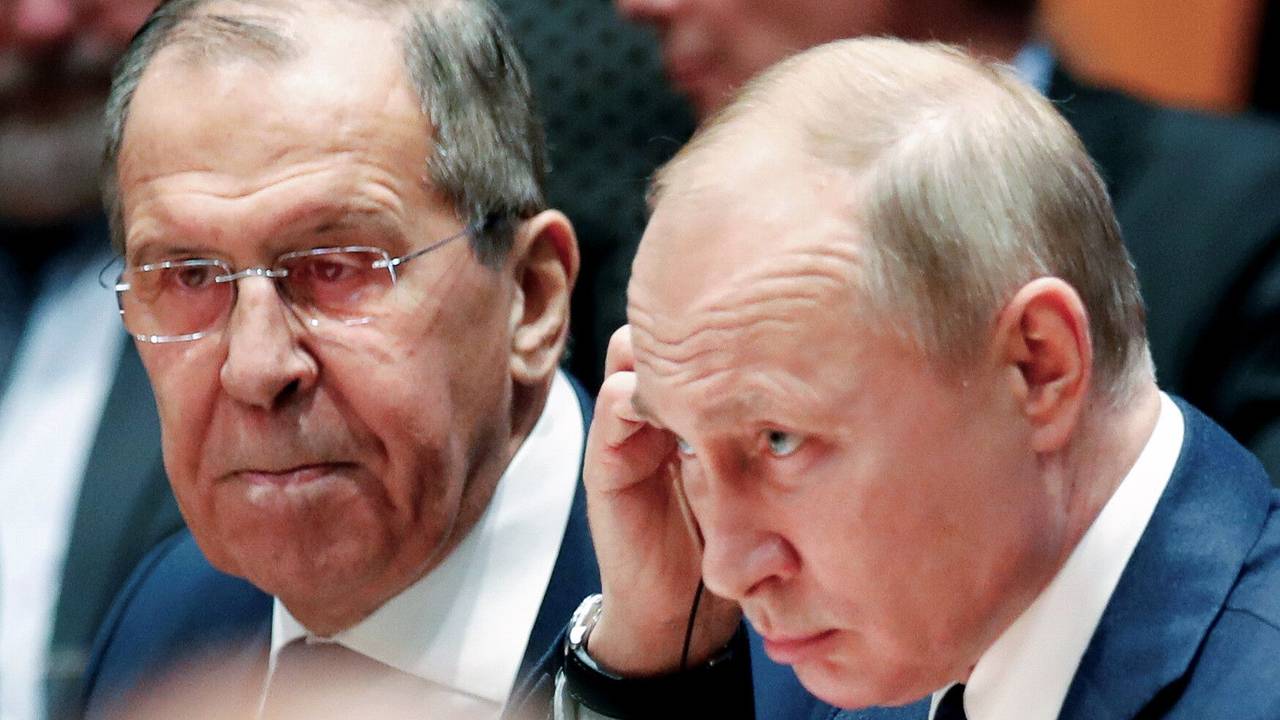 Der russische Präsident Wladimir Putin (r) sitzt neben seinem Außenminister Sergej Lawrow