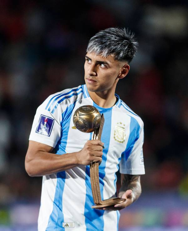 Milton Delgado mit der Trophäe für den drittbesten Spieler der U20-WM.